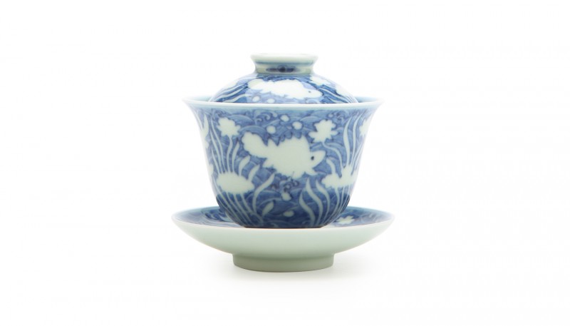 無名青花水波地暗刻鱼藻纹三才盖碗