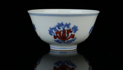 成化 斗彩红宝莲纹杯